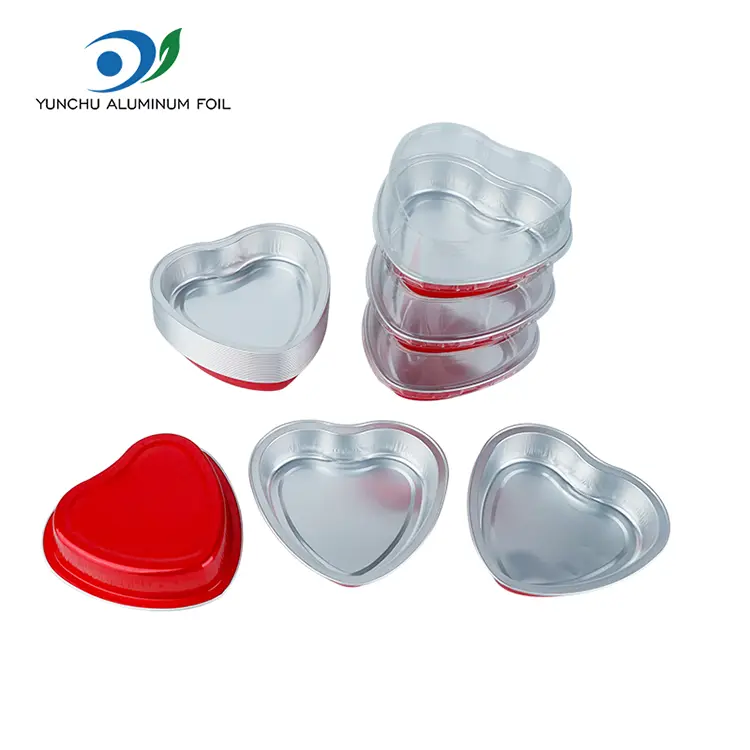 Sydänmuotoinen kakku leipoma